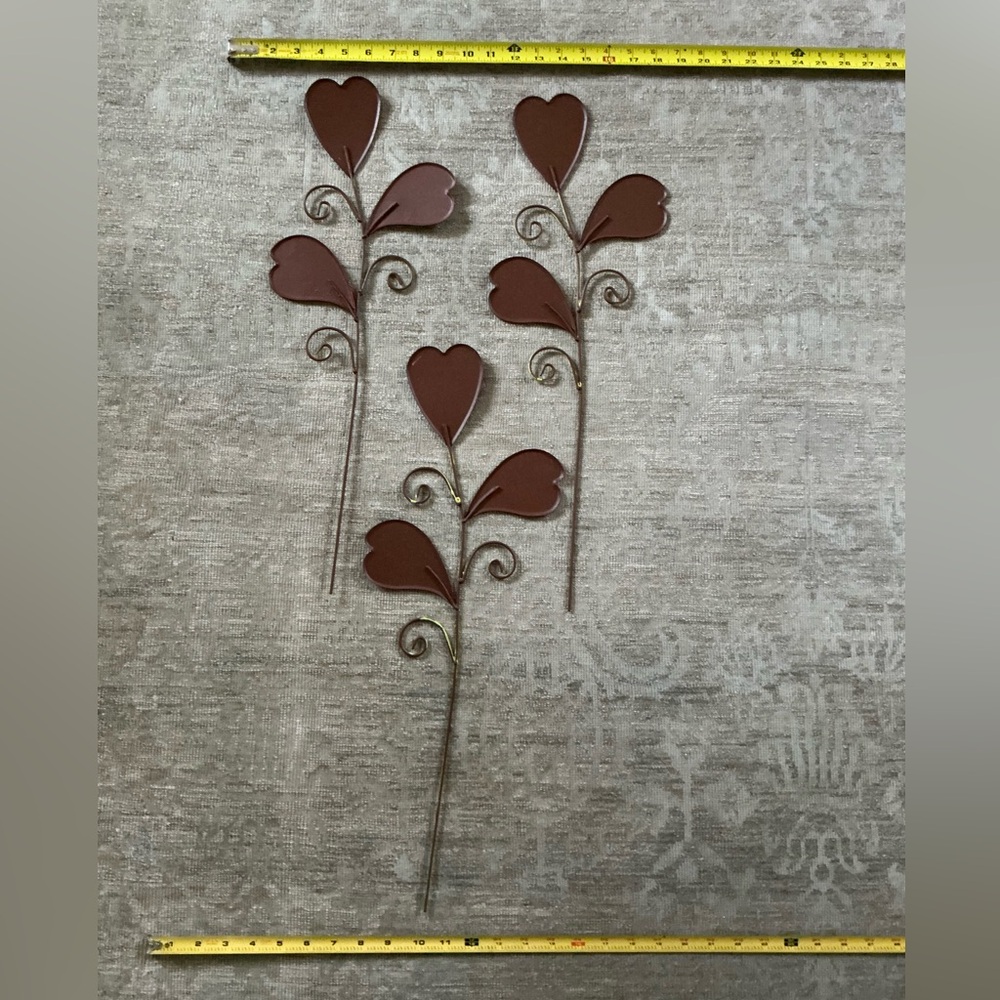 Valentines Decorations-Heart Design Metal Indoor/Outdoor in Red and Pink - Picture 2 of 2